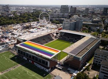 Vogelperspektive eines Fussballstadions mit Regenbogen-Solaranlage