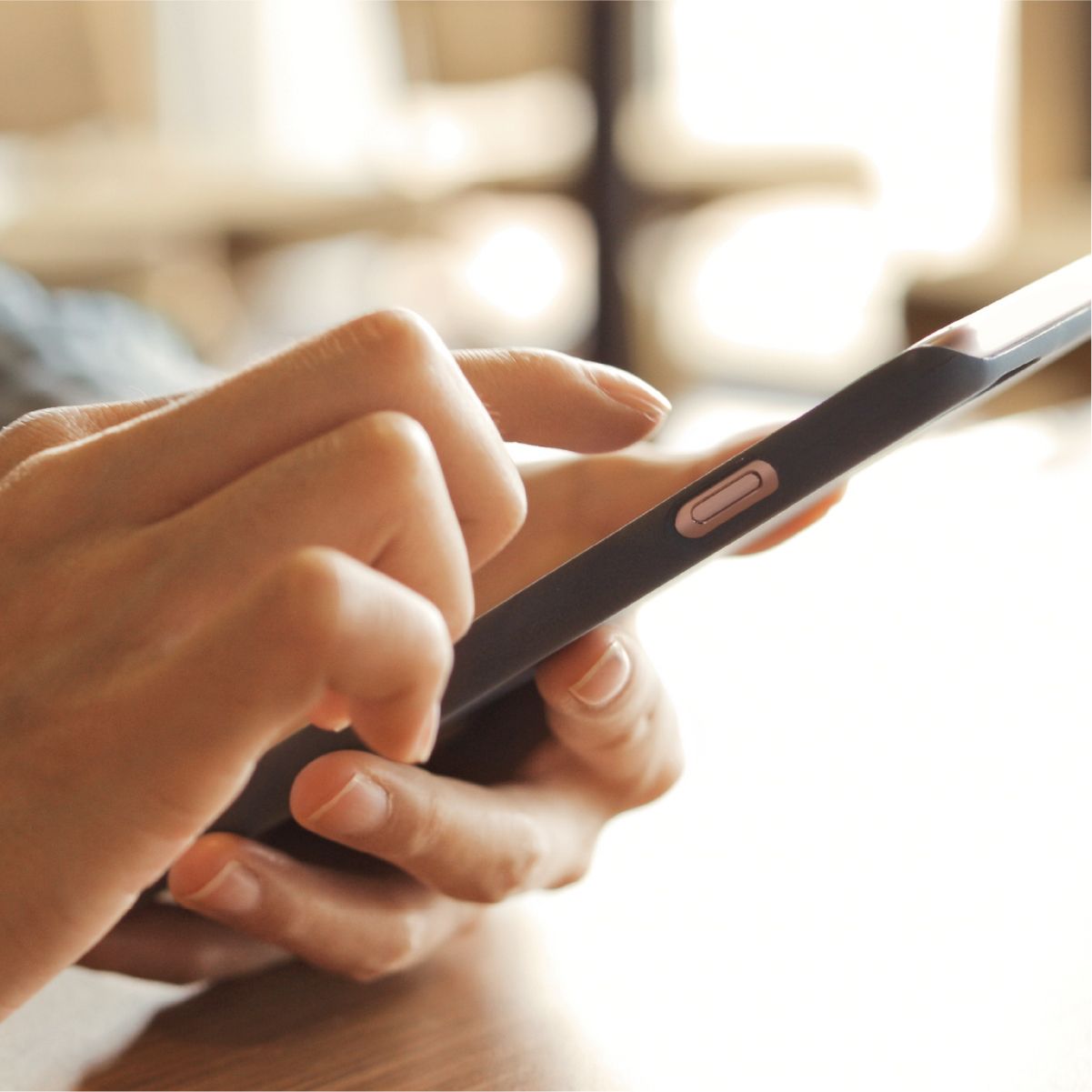 Frau tippt auf ihrem Handy