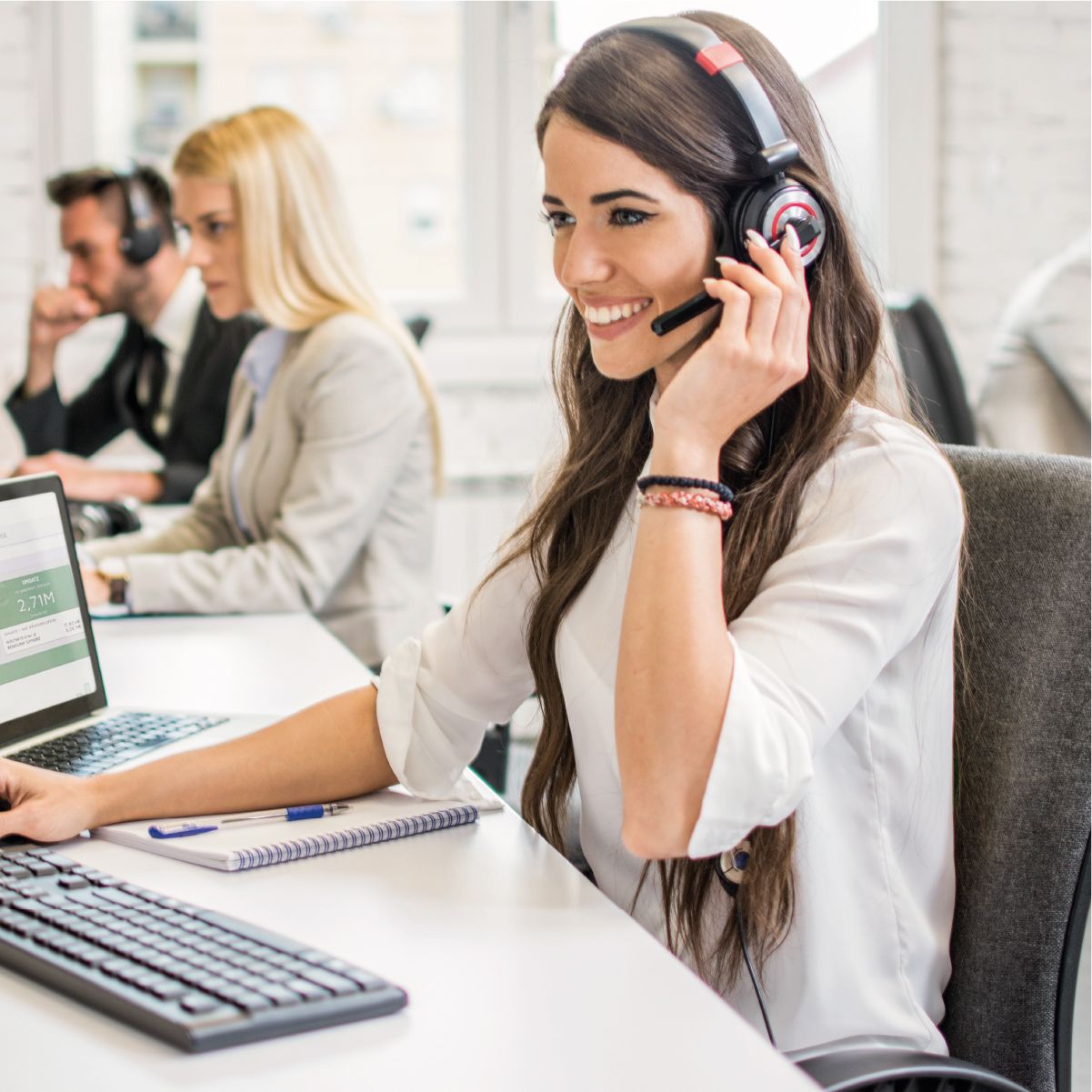Frau telefoniert über das Headset
