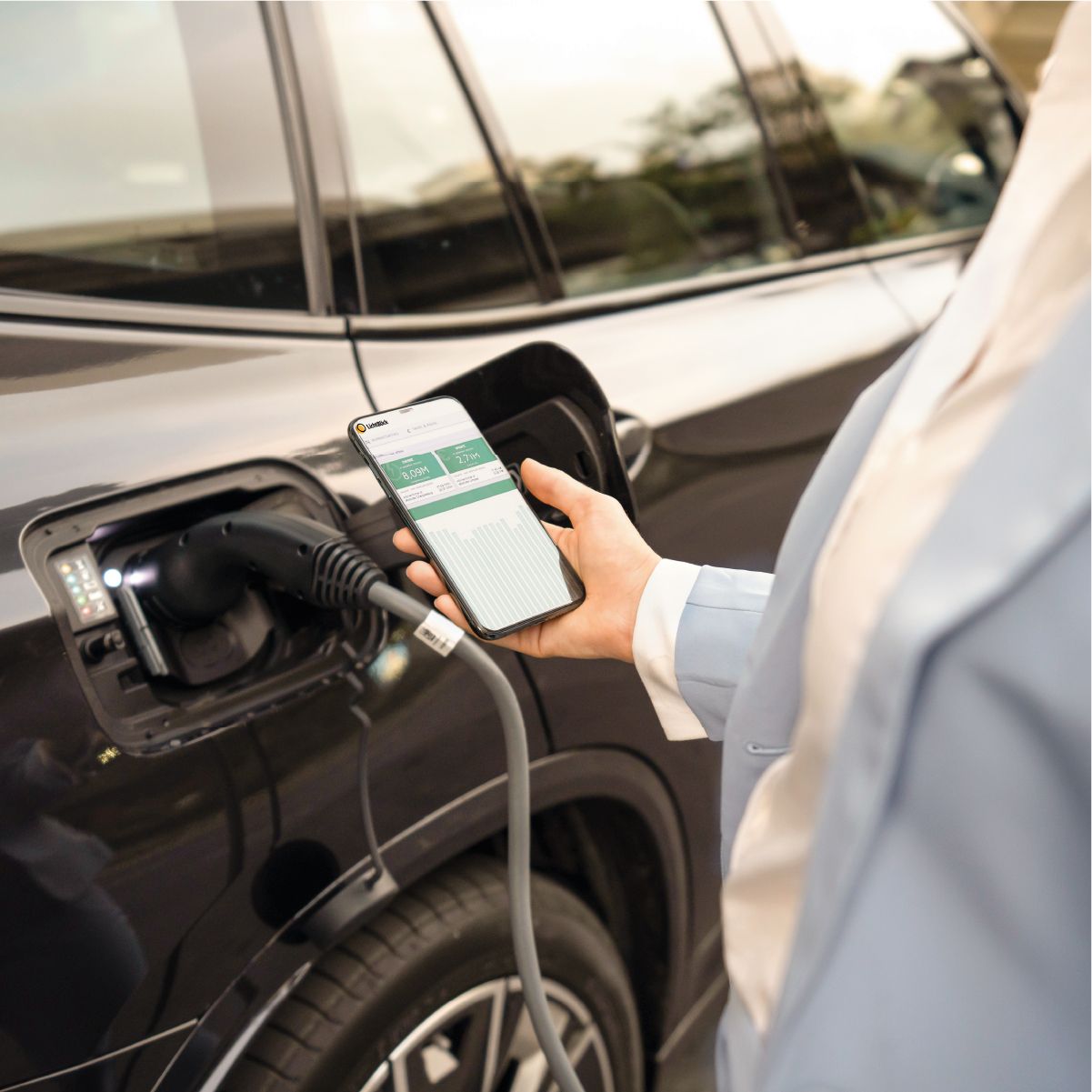 E-Auto lädt und und der Ladevorgang wird in der App geprüft
