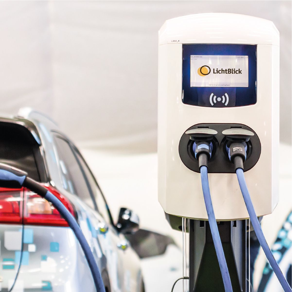 E-Autos laden an einer Ladestation