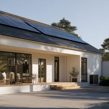 Solaranlage auf weißem Haus