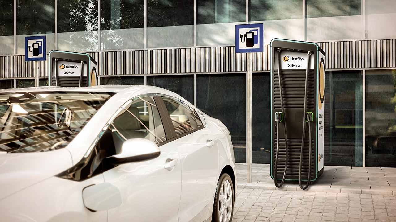 E-Auto wird an einer Hypercharger Ladestation von LichtBlick geladen