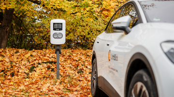 Schnellladestation von LichtBlick auf Kneipp Parkplatz mit Laub und Ladesäule im Hintergrund