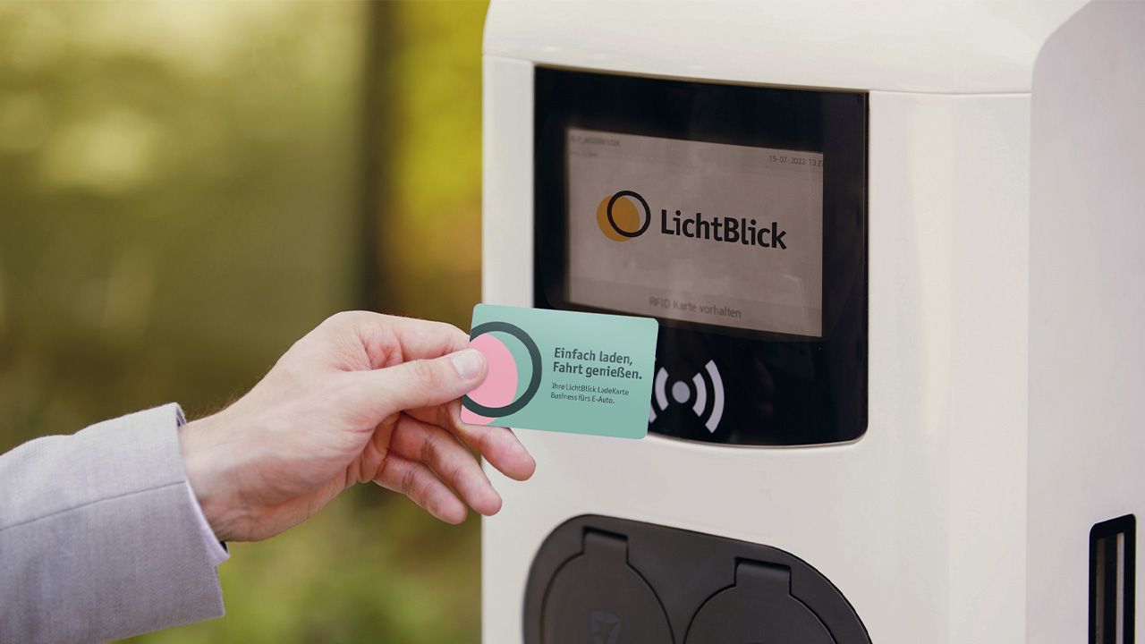 Ladevorgang an einer E-Auto Ladesäule von LichtBlick wird mit de LichtBlick LadeKarte gestartet