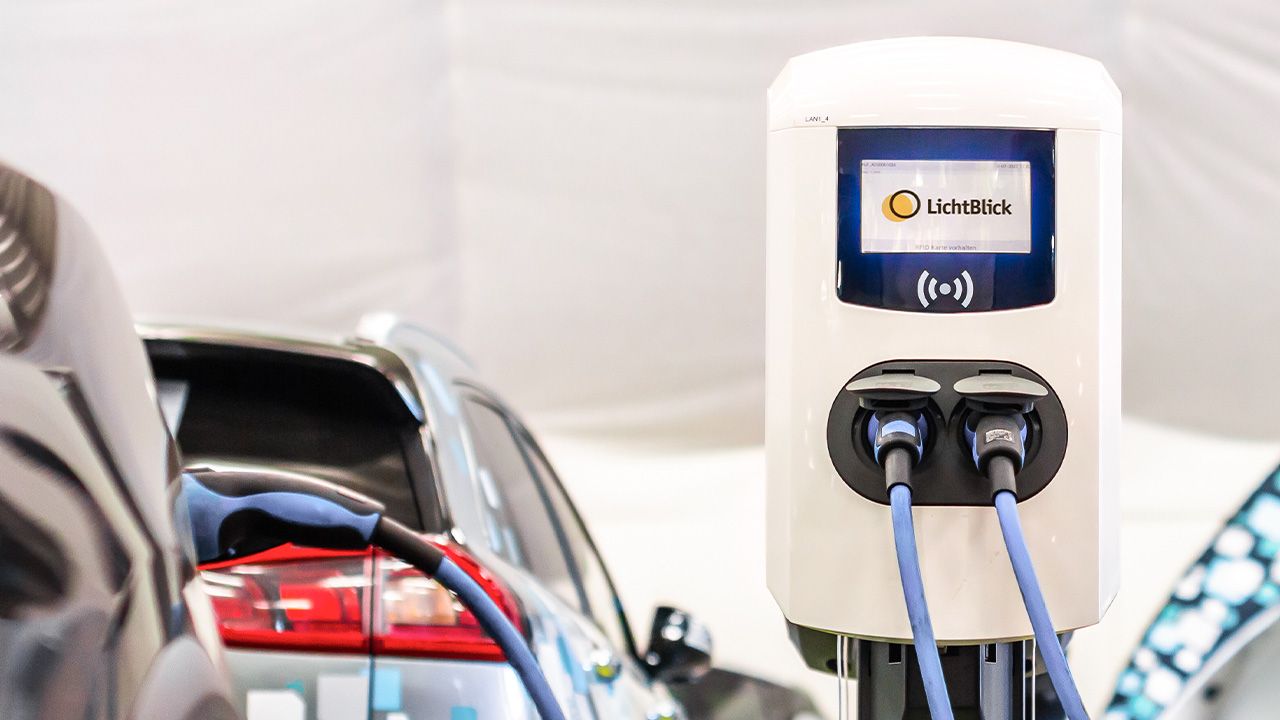 Zwei E-Autos laden unterwegs an LichtBlick Ladestation