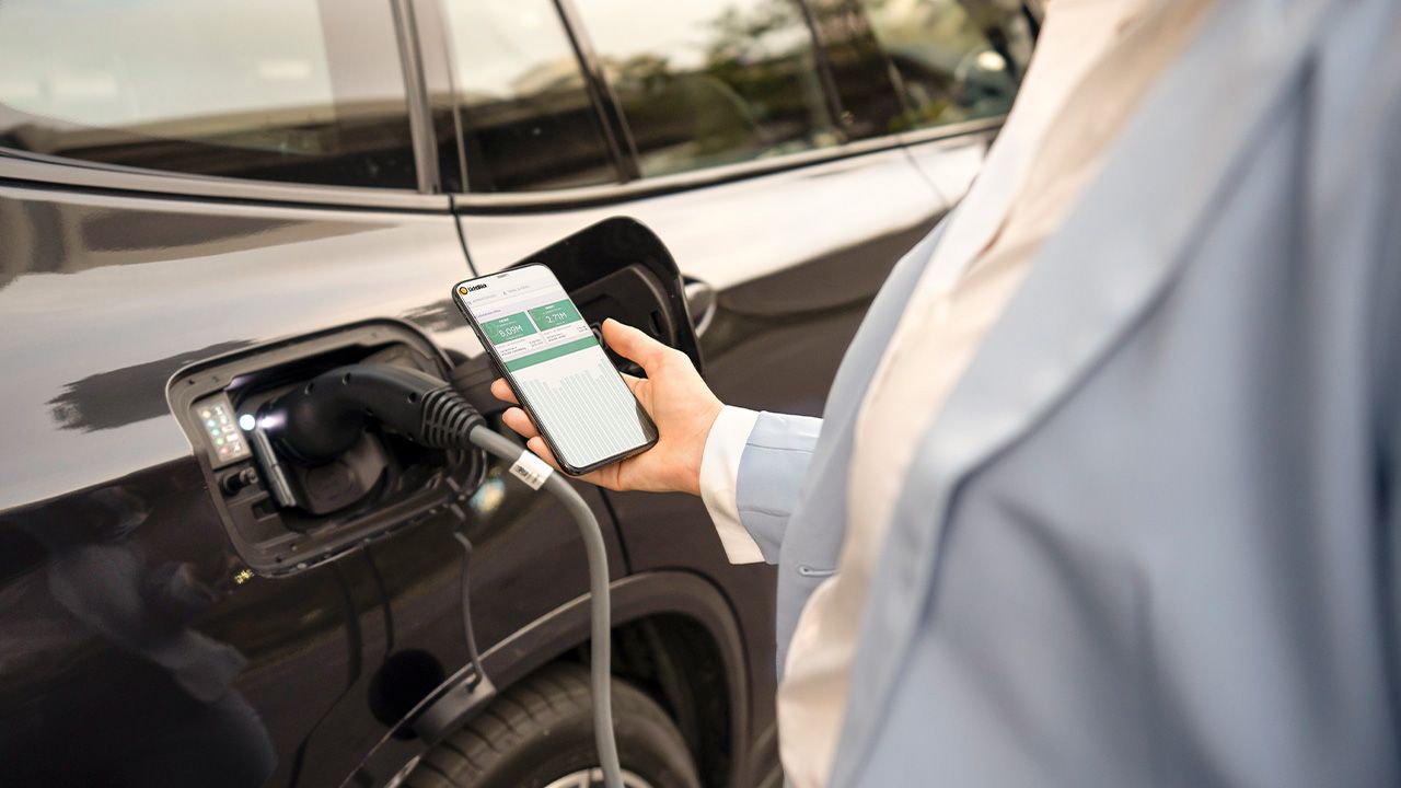 E-Auto wird an einer Ladestation mithilfe der LichtBlick App geladen
