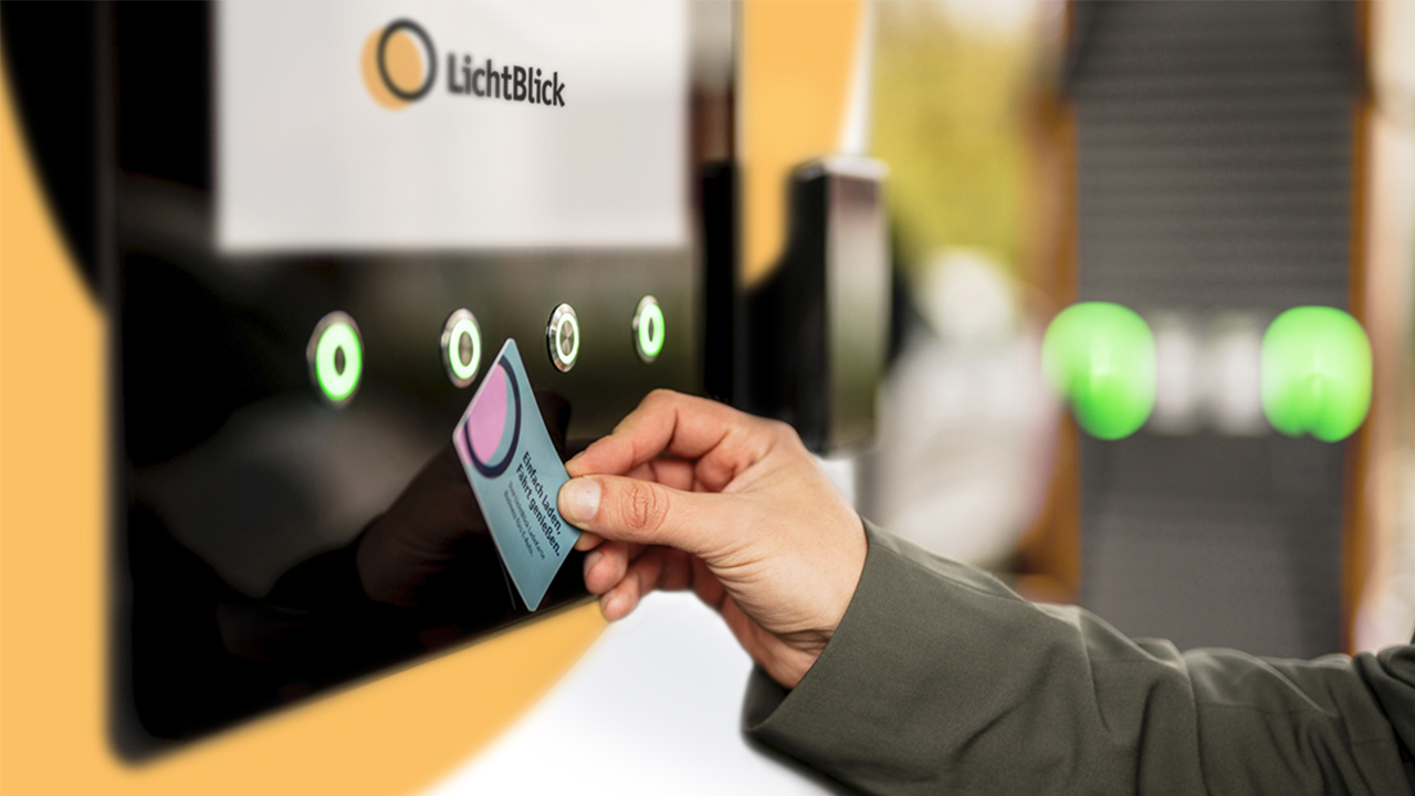 LichtBlick Ladekarte wird an der Ladestation genutzt