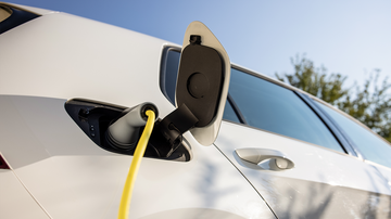 Nahaufnahme von einem Auto, das geladen wird