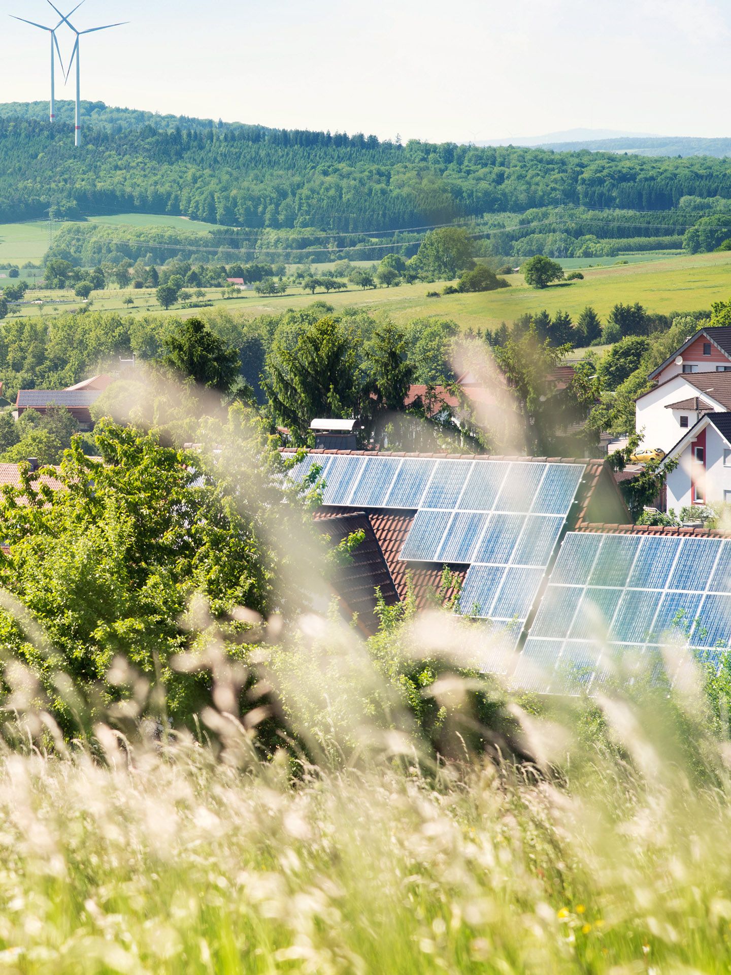 Haus mit Solaranlage in ländlicher Umgebung