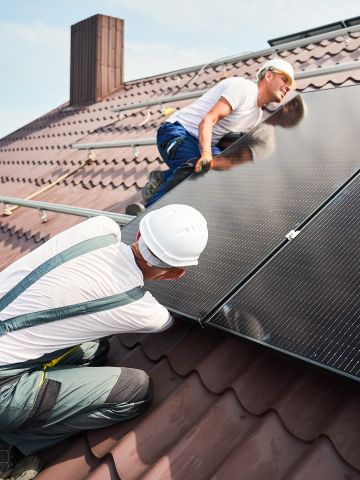 Installateure montieren Solaranlage