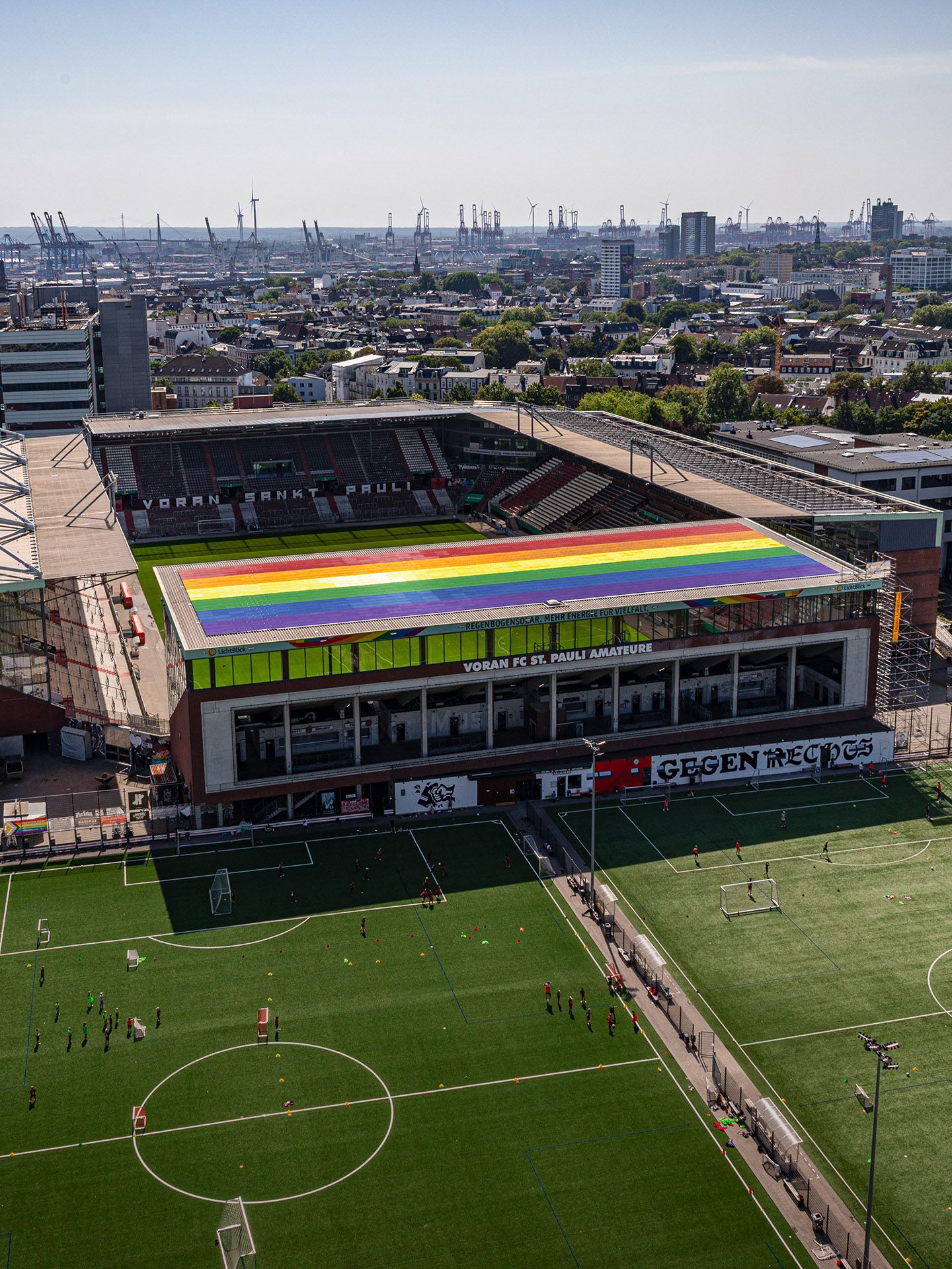 Regenbogen Solaranlage auf einem Stadiondach