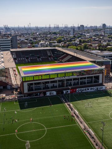 Regenbogen Solaranlage auf einem Stadiondach