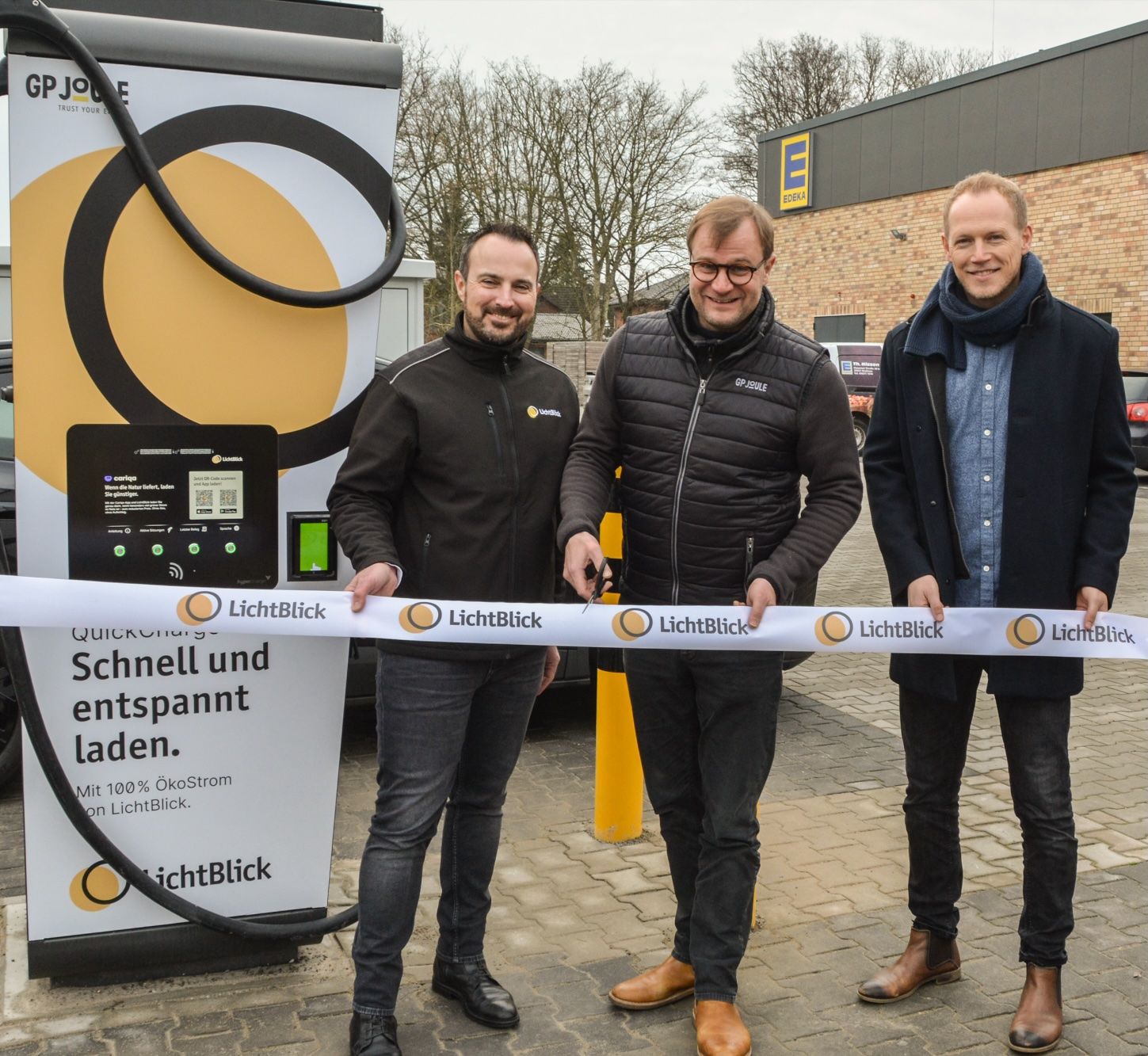 V.l.n.r.: Sebastian Ewert (LichtBlick eMobility GmbH), Dr. Fabian Sösemann (GP JOULE Connect) und Daniel Nissen (EDEKA Breklum). © GP JOULE / honorarfrei im Kontext der Kooperation mit LichtBlick eMobility