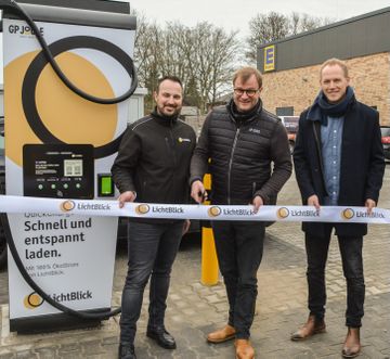 V.l.n.r.: Sebastian Ewert (LichtBlick eMobility GmbH), Dr. Fabian Sösemann (GP JOULE Connect) und Daniel Nissen (EDEKA Breklum). © GP JOULE / honorarfrei im Kontext der Kooperation mit LichtBlick eMobility