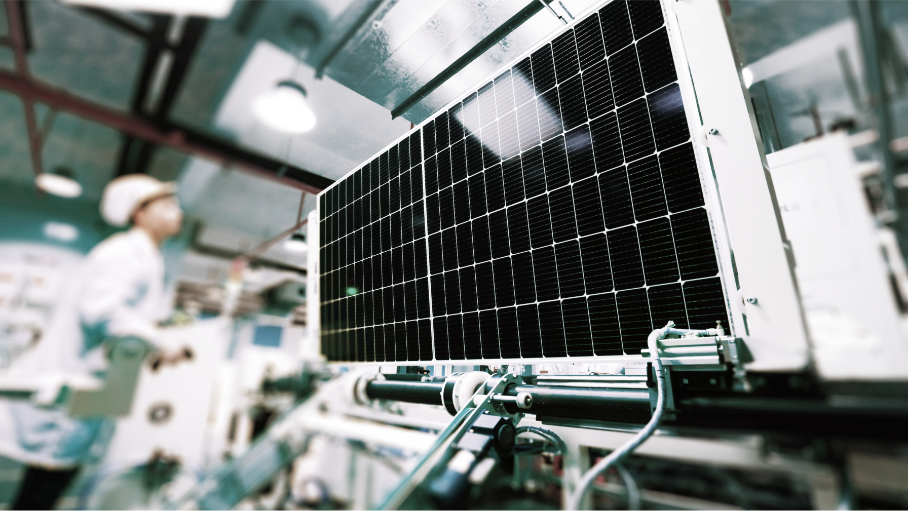 Technische Weiterentwicklung von Solarzellen in einem Forschungslabor für Solarmodule.