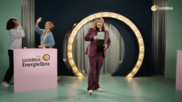 LichtBlick EnergieQuiz: Moderator erklärt, wie man mit selbst erzeugtem Ökostrom sparen kann.