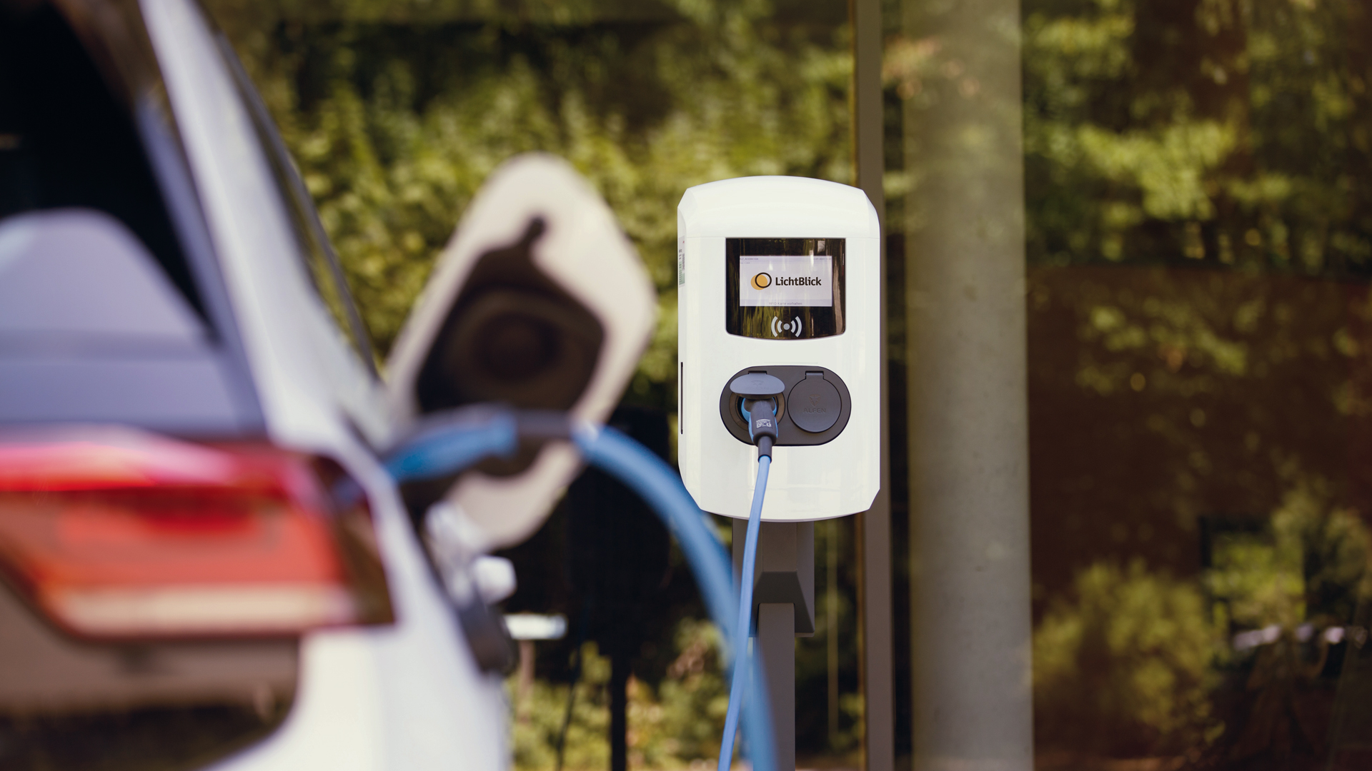 Auto laedt an Ladesaeule