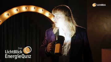 LichtBlick EnergieQuiz: Moderator erklärt, wie man mit selbst erzeugtem Ökostrom sparen kann.