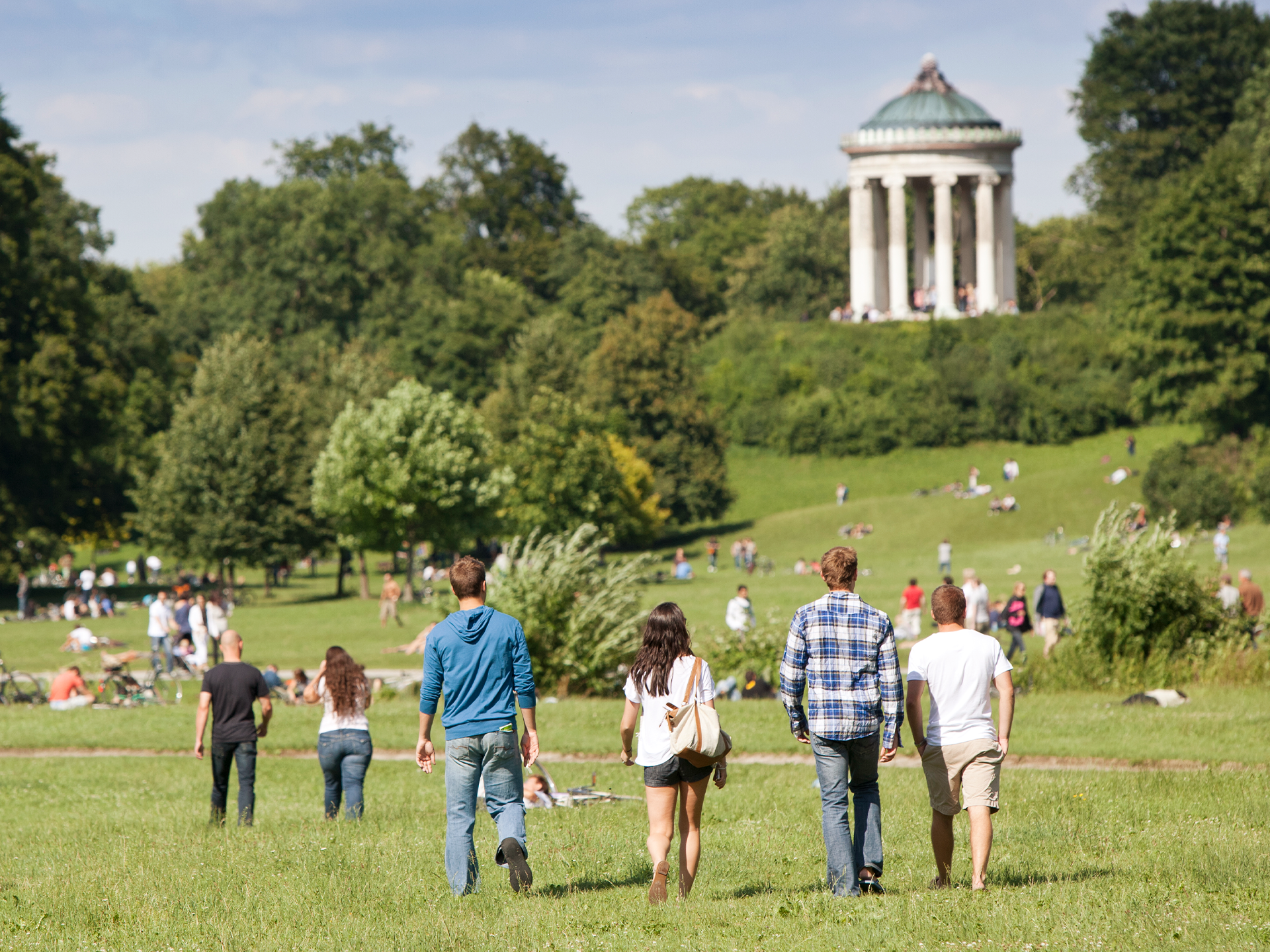 Gruppe von Menschen im englischen Garten in Muenchen