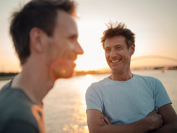 Maenner am Rhein in Duisburg