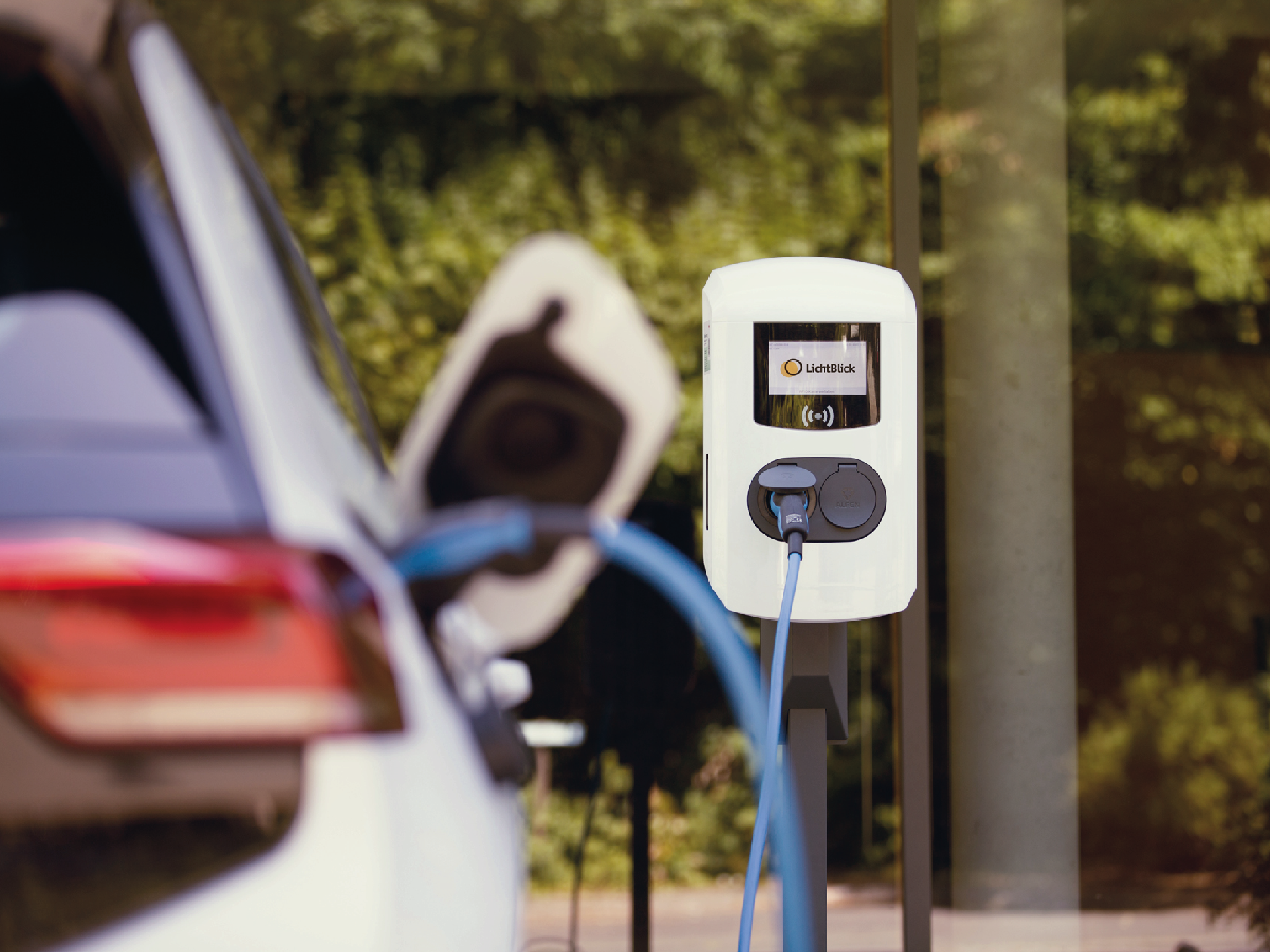 E-Auto an Ladestation