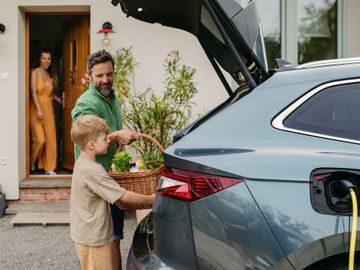 Familie belaedt Auto_Oekostrom_Nuernberg