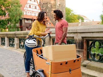 Paar in Nuernberg mit Lastenrad unterhaelt sich_Oekostrom_Nuernberg