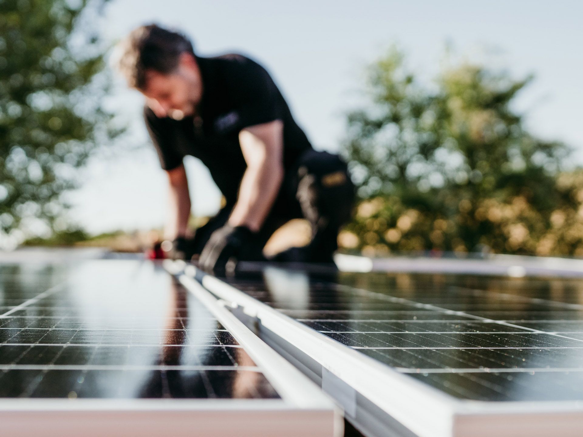 Mann montiert PV-Anlage