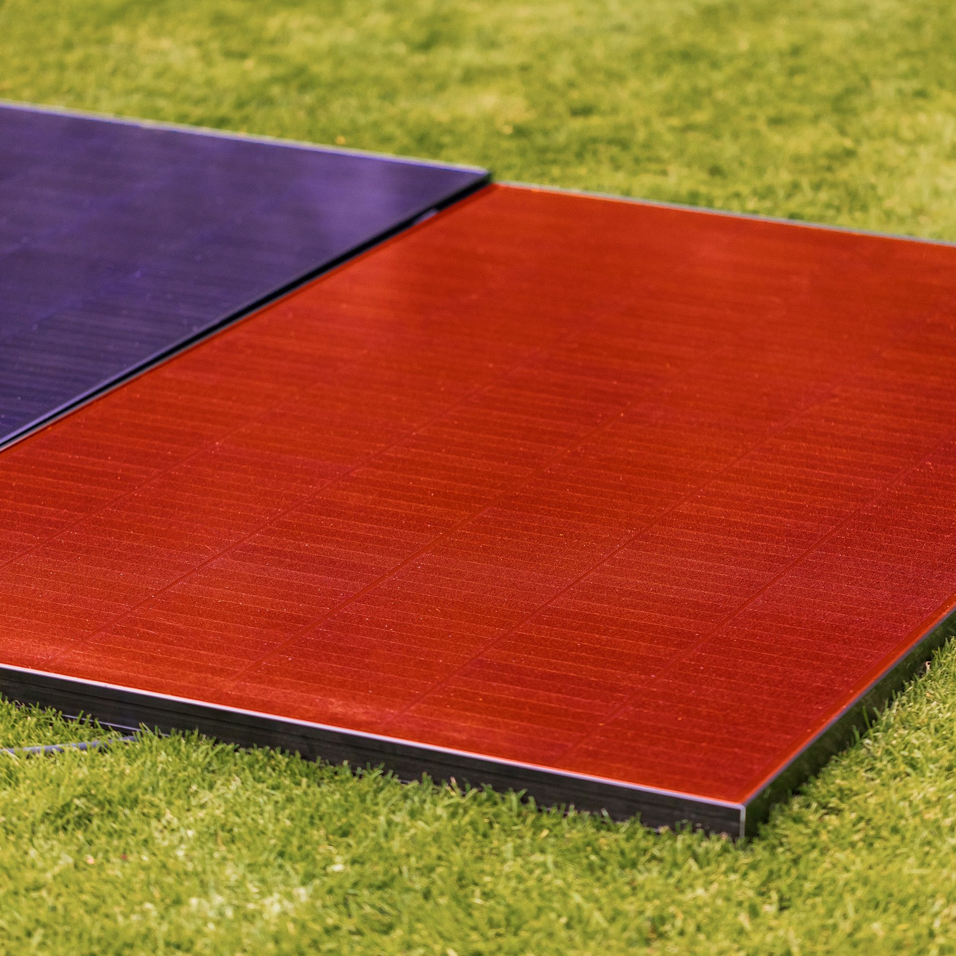 Bunte Solarpanele in rot und lila