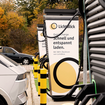 Mehrere Schnelladestationen auf dem Parkplatz