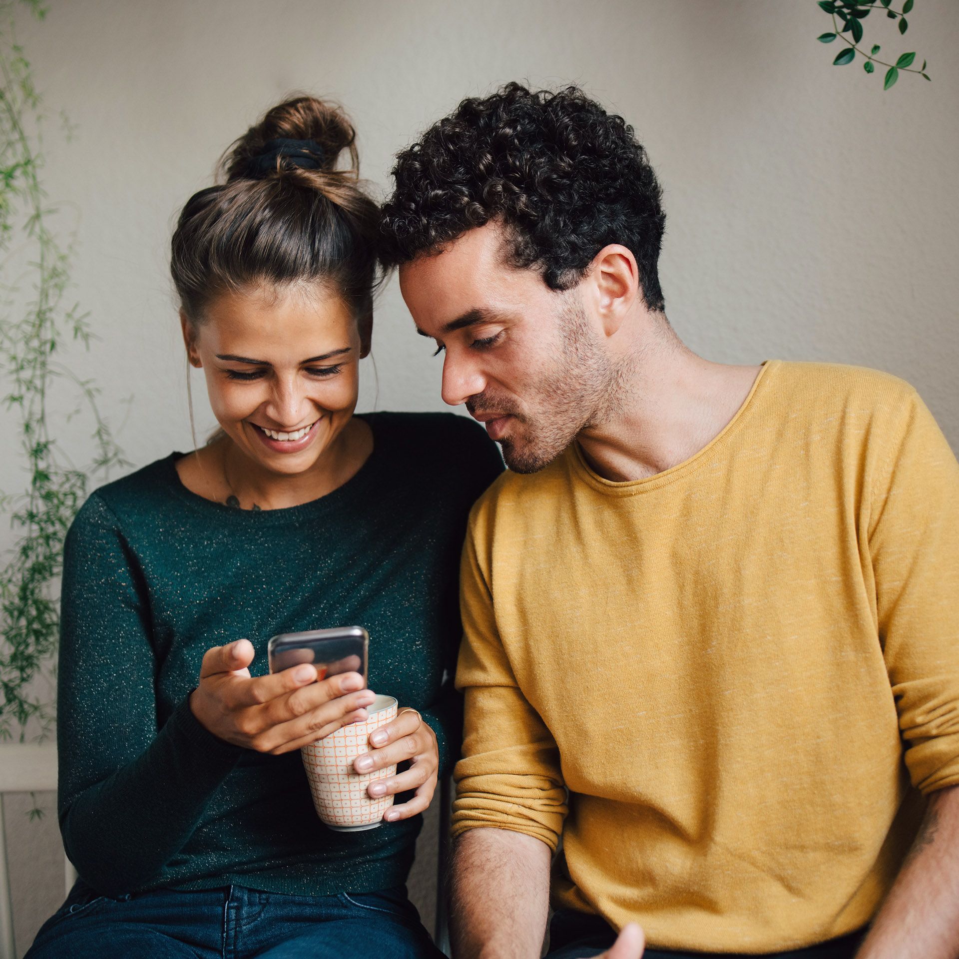 Frau und Mann am Handy