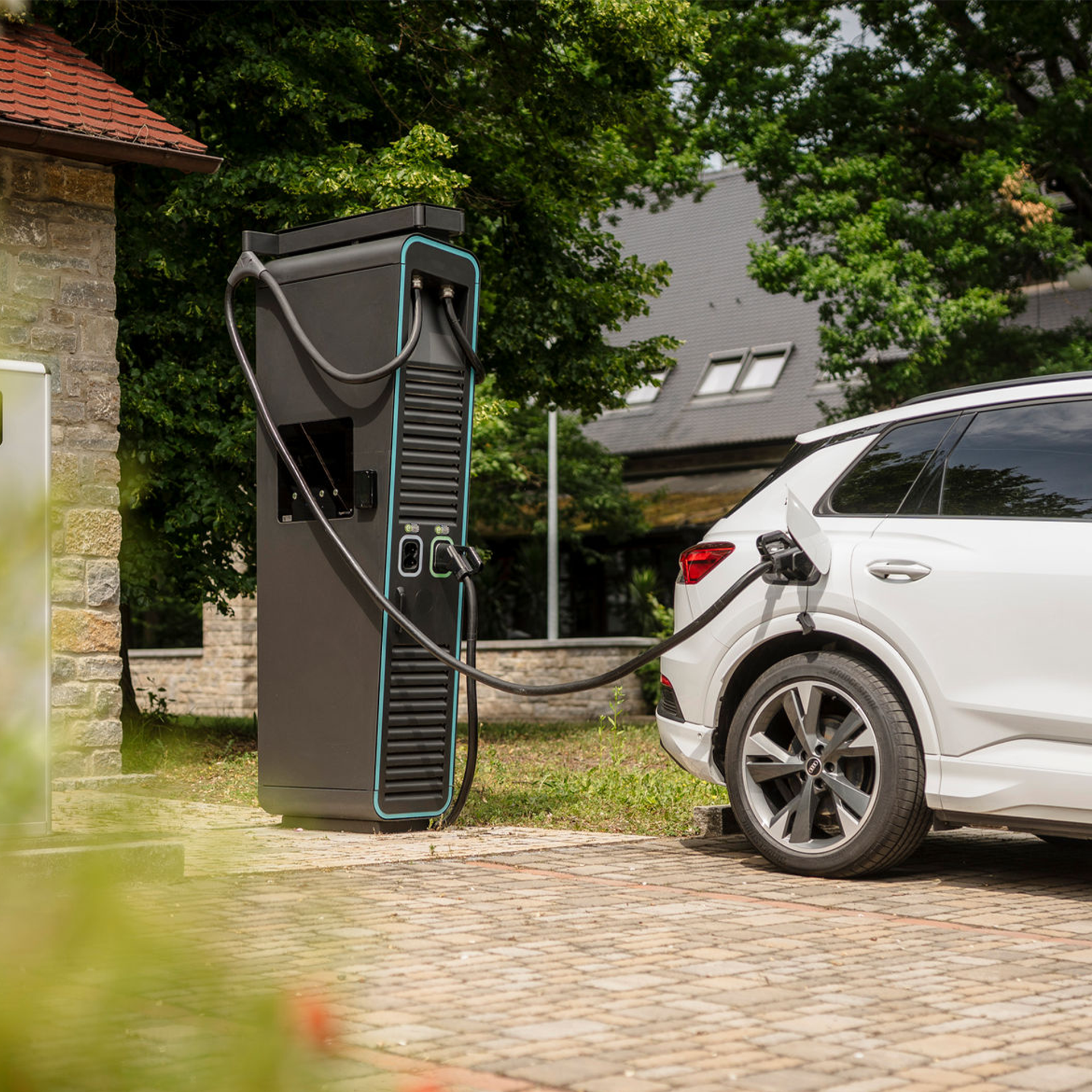 Hypercharger und Auto Richthofen Circle
