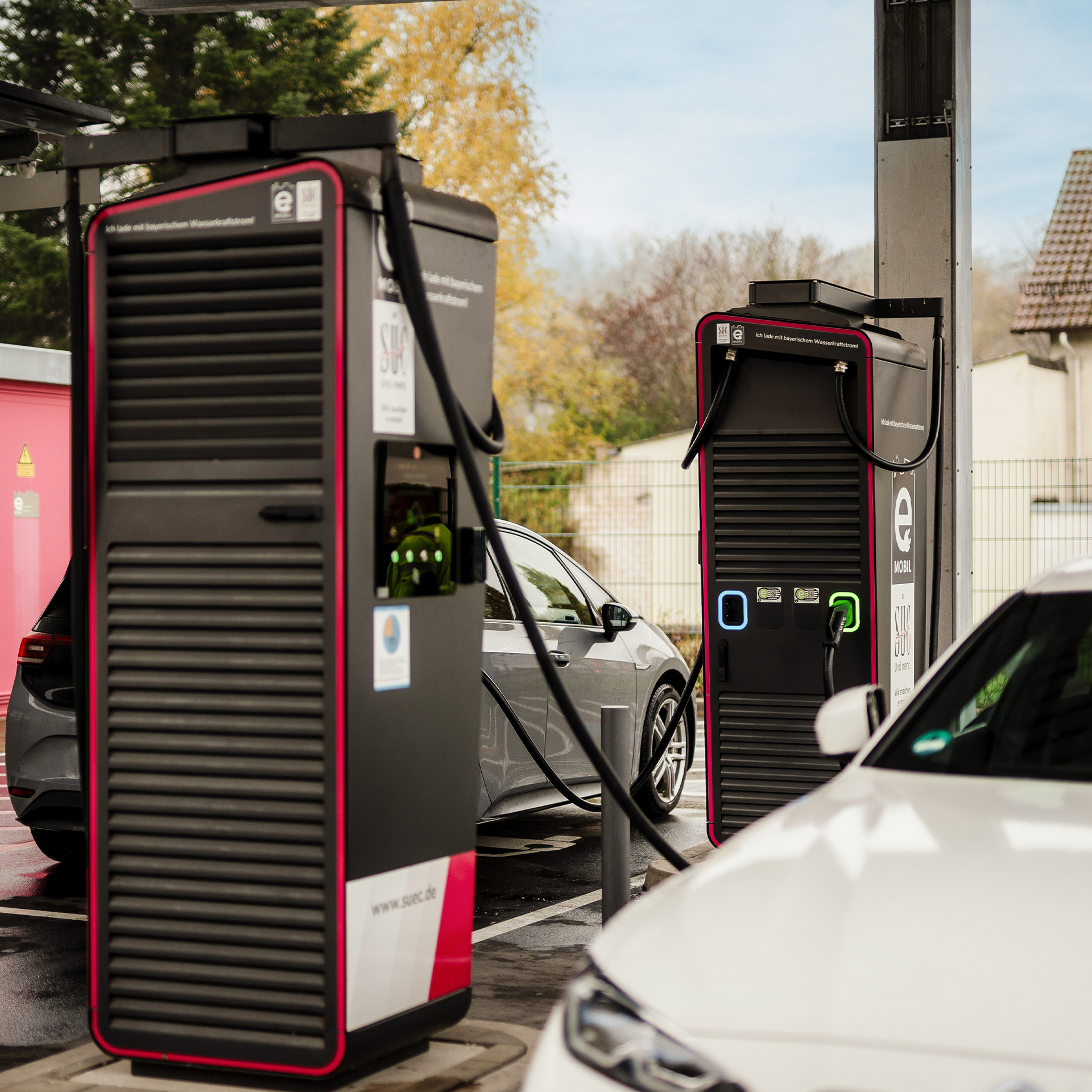 Mehrere Schnelladestationen auf dem Parkplatz eines Autohauses
