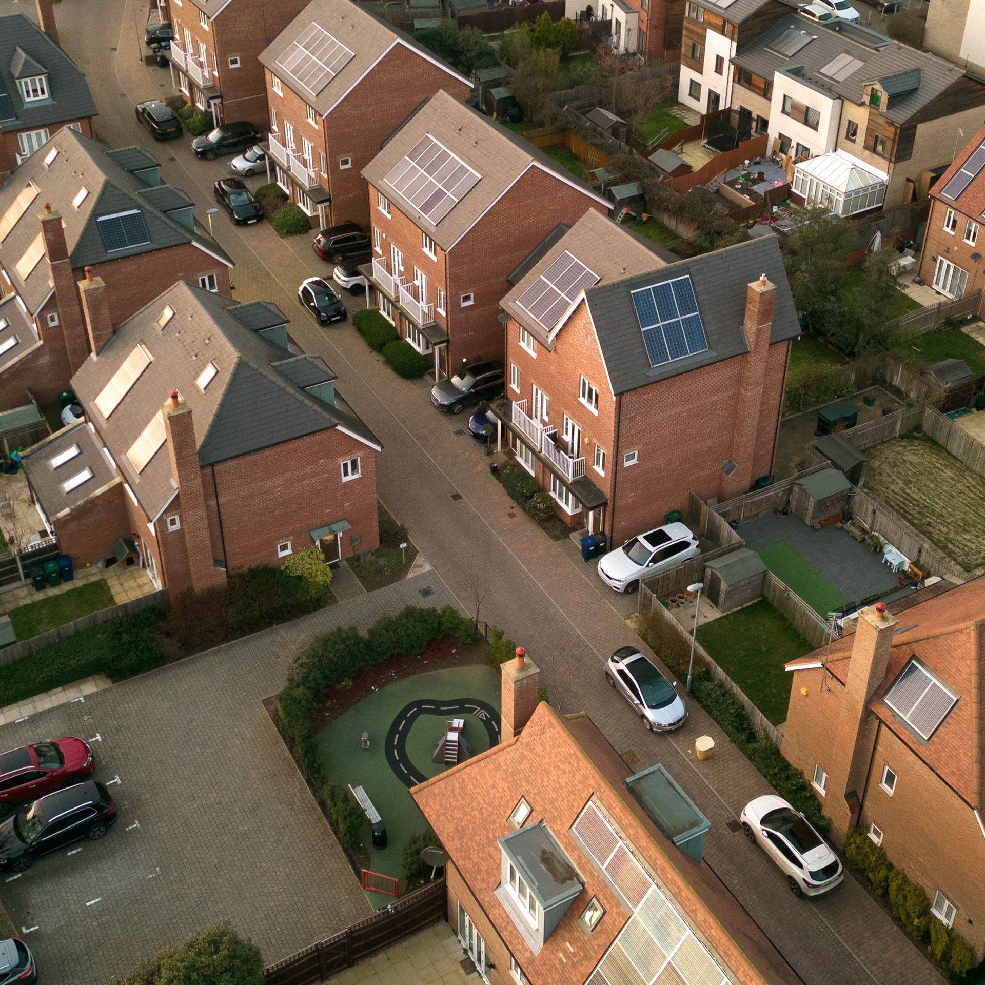Wohnsiedlung mit Solaranlagen auf den Dächern
