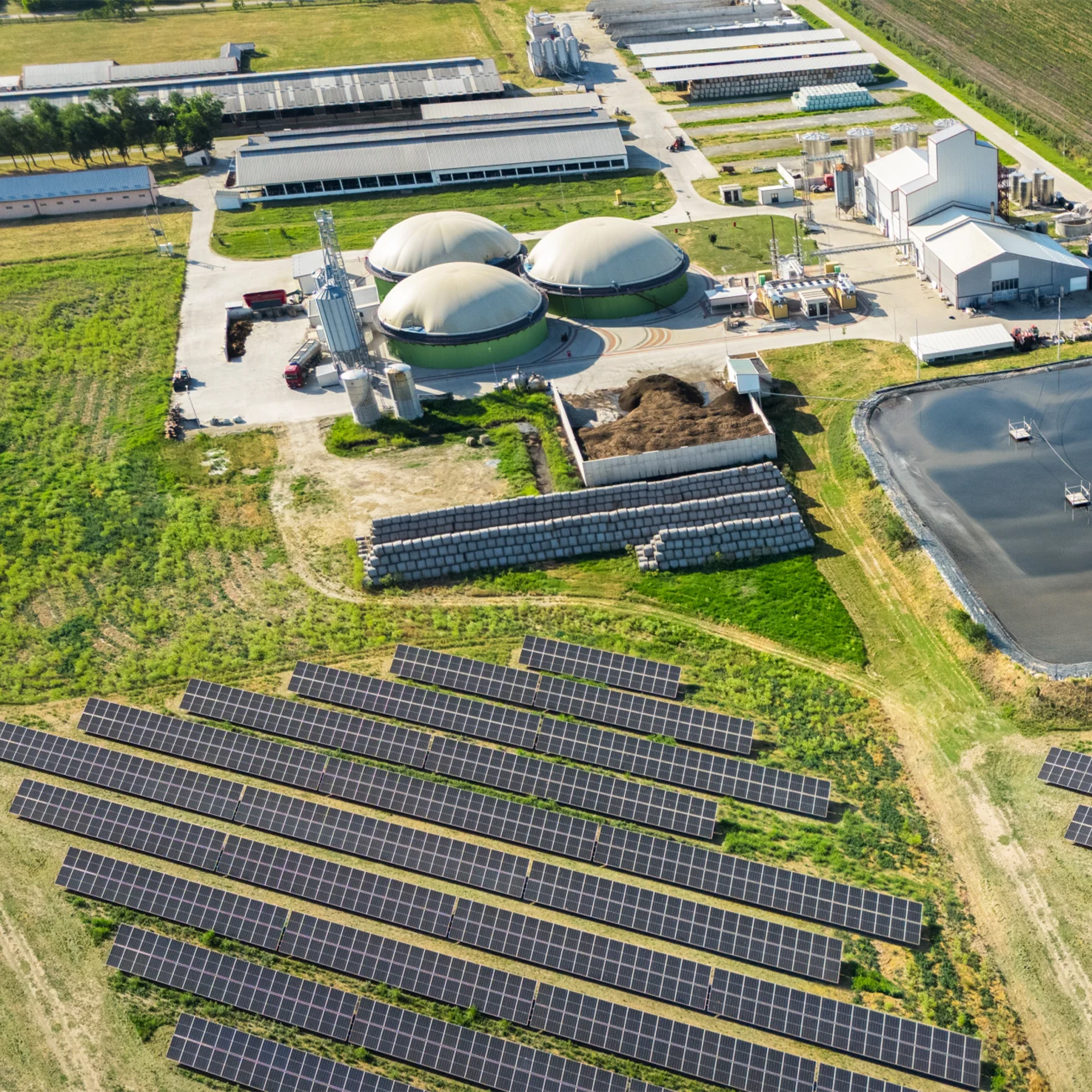 Biogasanlage und Solarpark von oben