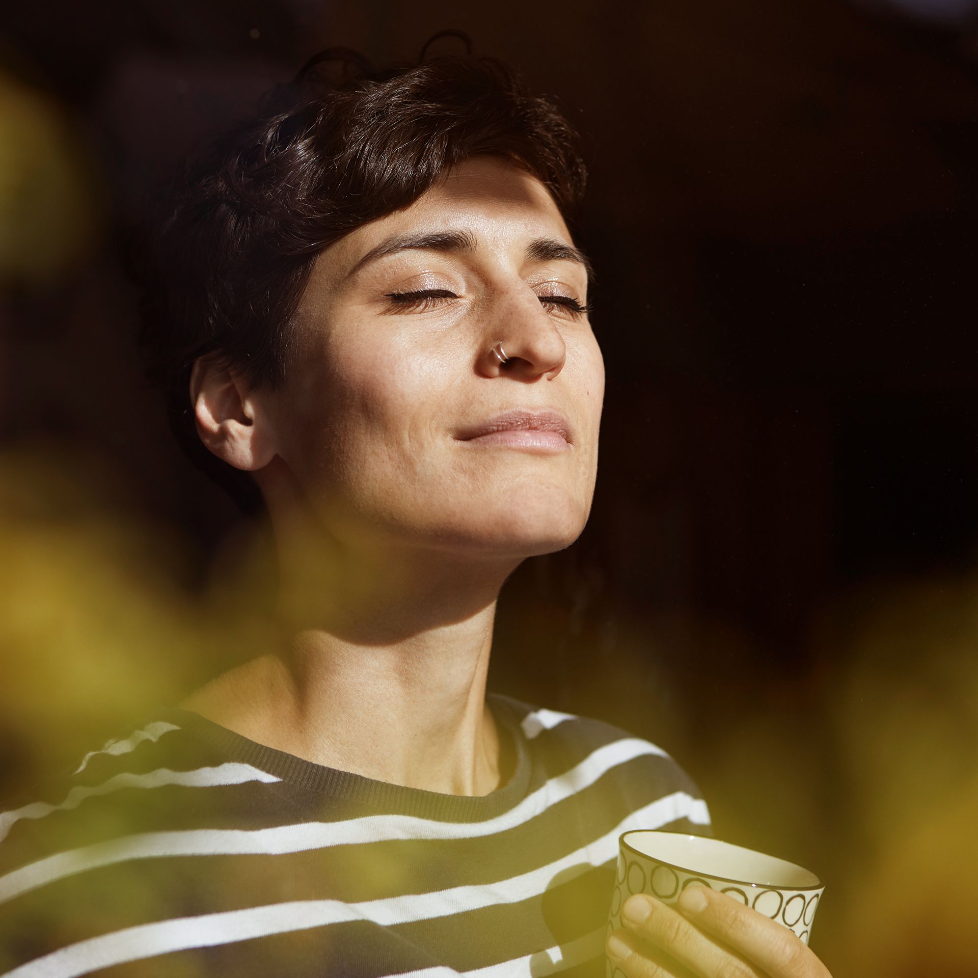 Frau genießt die Sonne