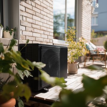 Waermepumpe steht vor Hauswand