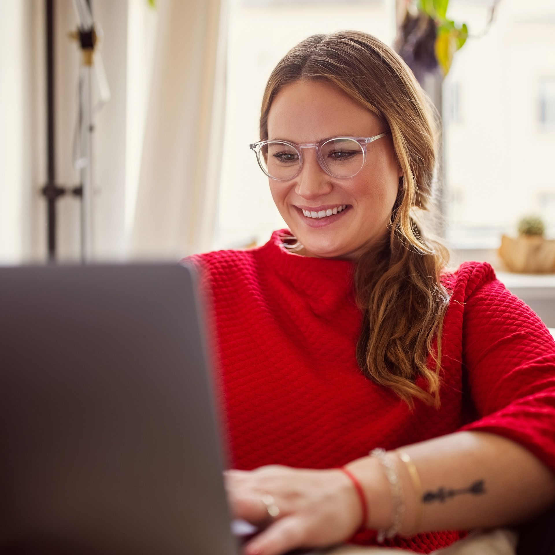 Frau vor dem Laptop