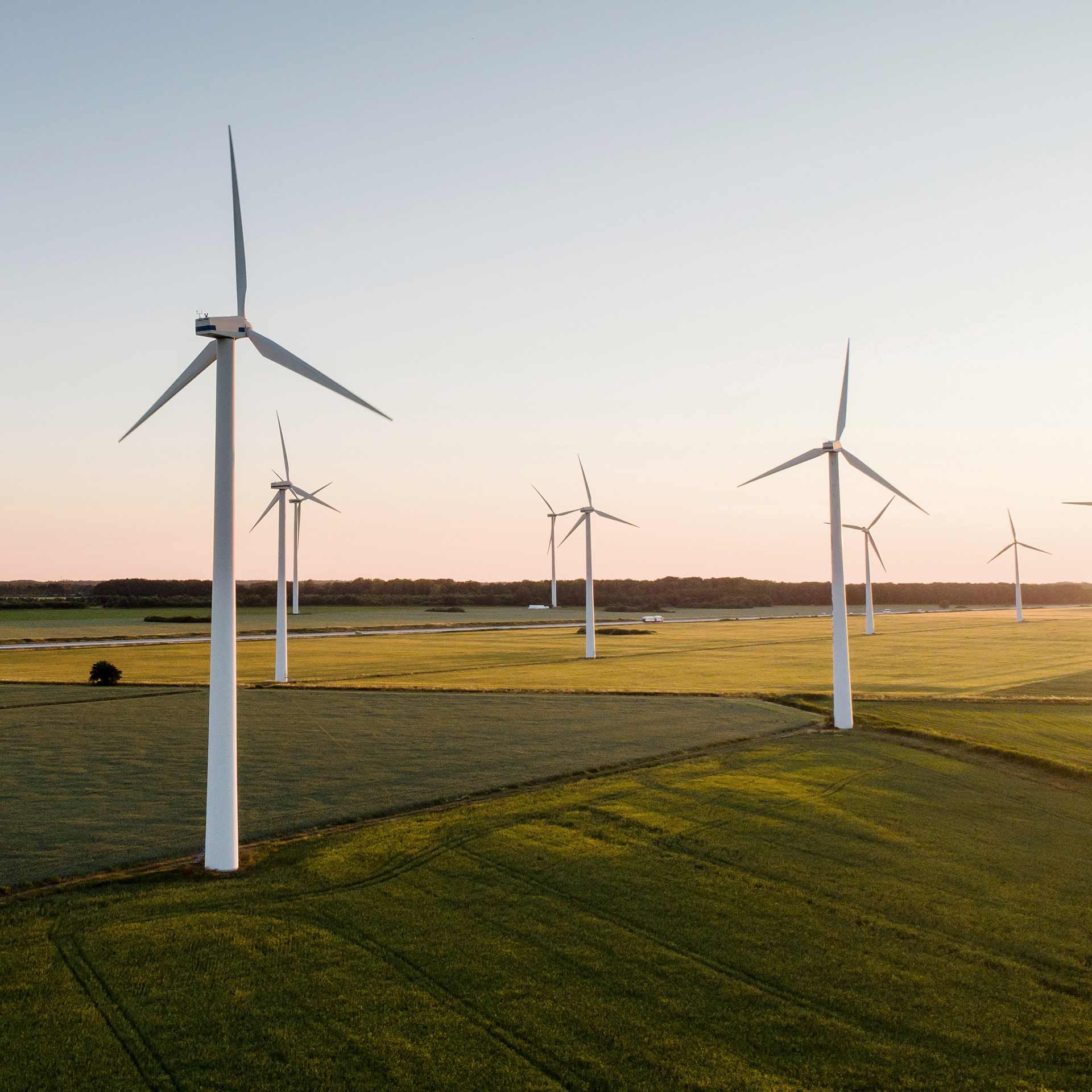 Onshore Windkraftanlagen vor Feldern