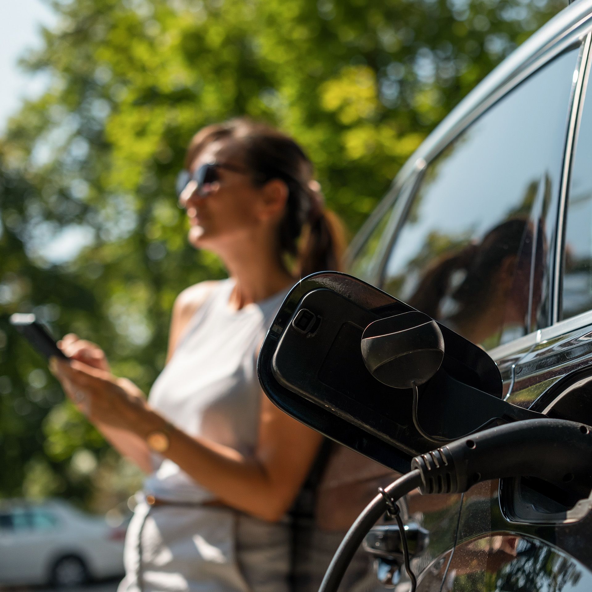 Nahaufnahme von E-Auto beim Laden