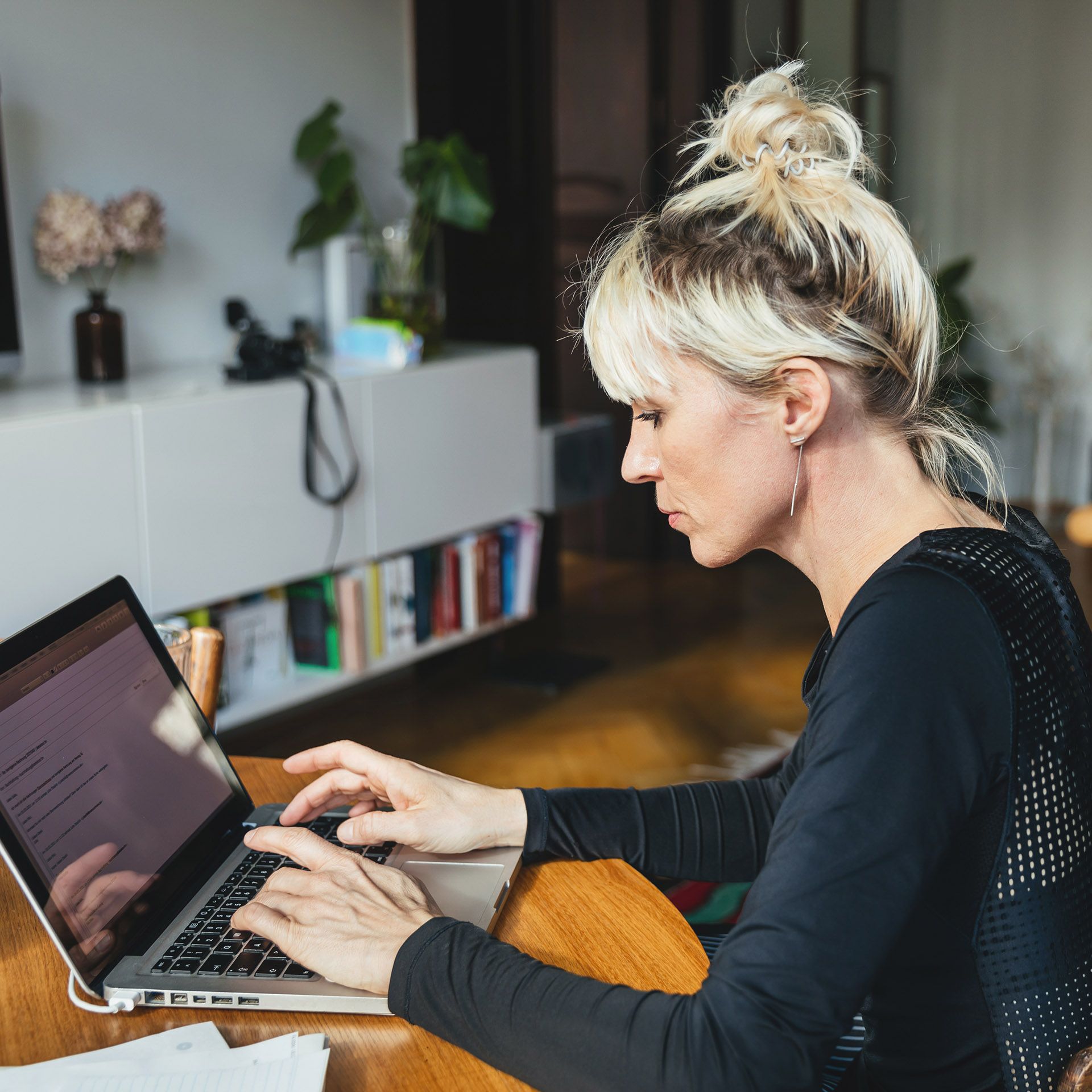 Frau vor Laptop