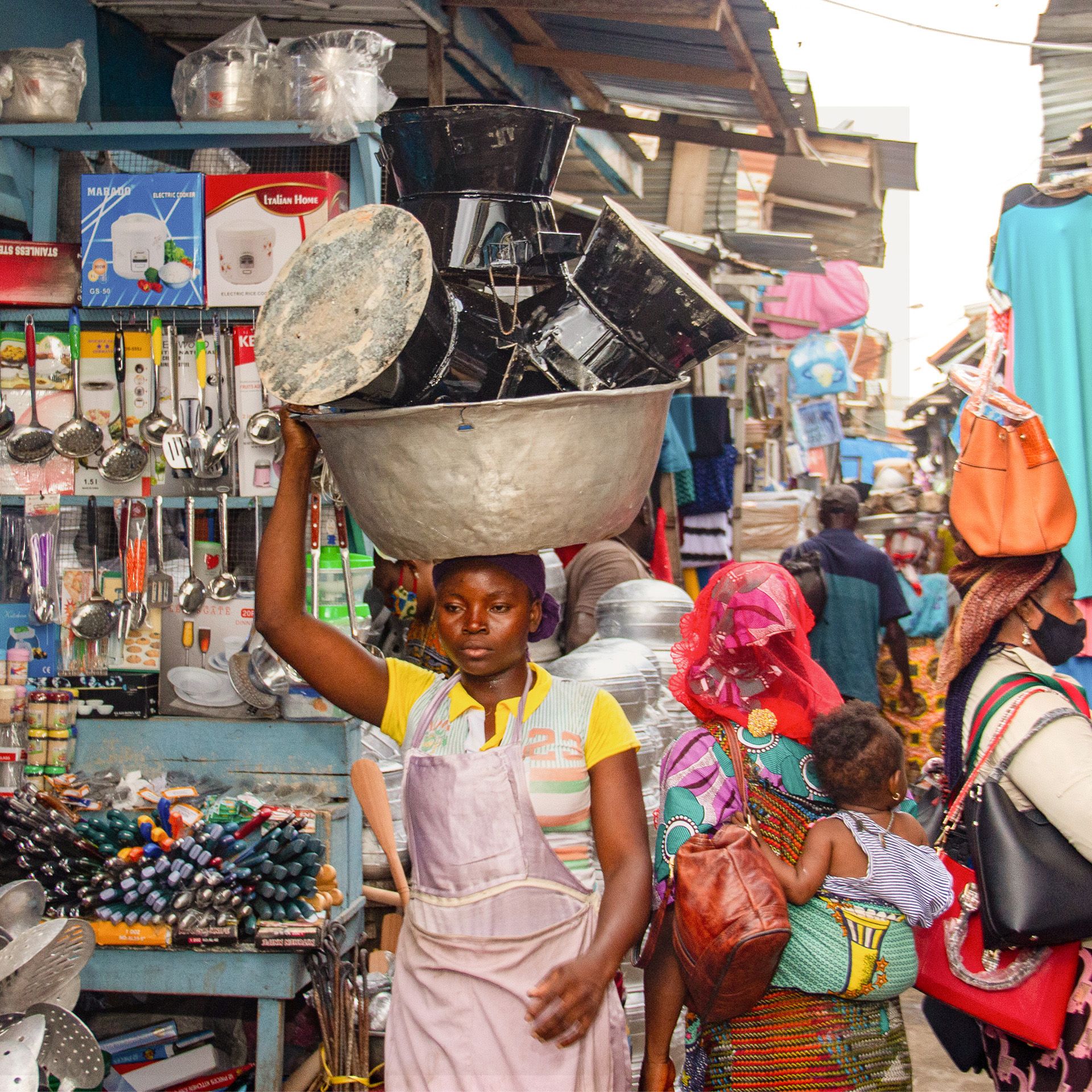 Gruppe kocht mit Kochoefen in Ghana
