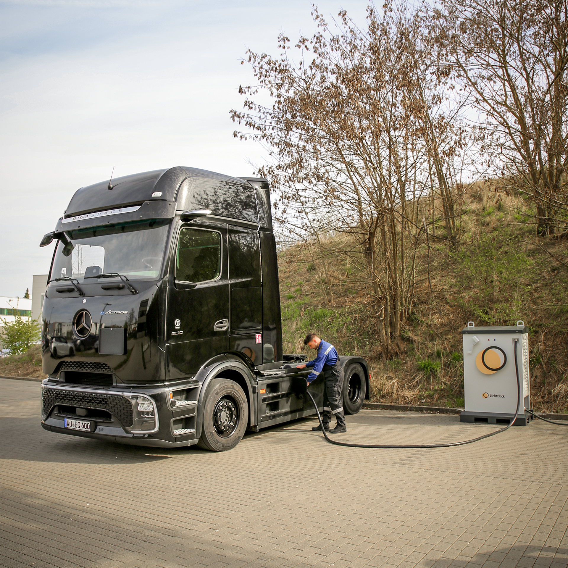 E-Lkw ladet an Ladestation von LichtBlick