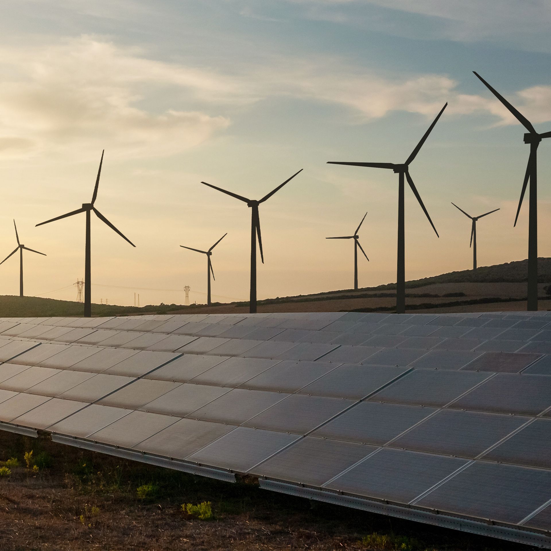 Solarpaneele vor Windraedern