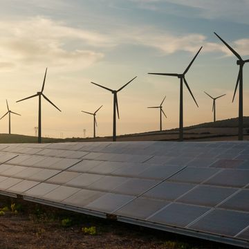 Solarpaneele vor Windraedern