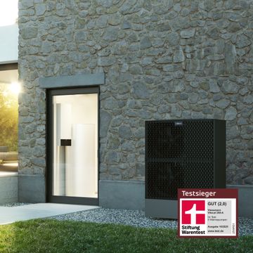 Waermepumpe vor Hauswand mit Stiftung Warentest Siegel