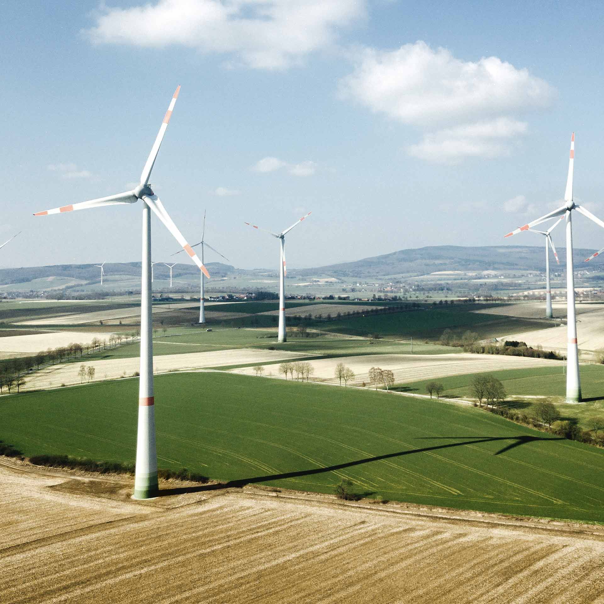 Windkraftanlagen auf Feldern