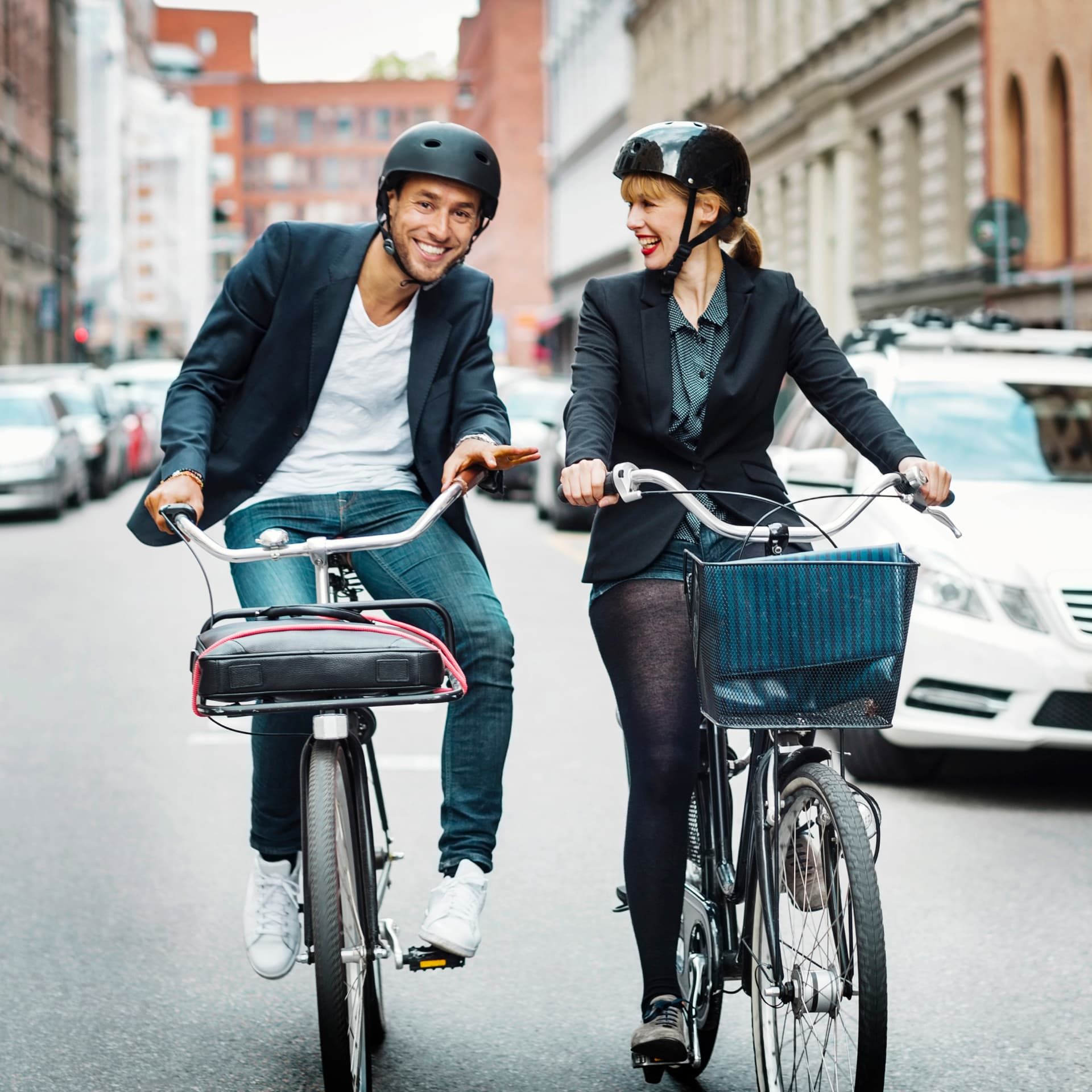Zwei Menschen auf dem Fahrrad