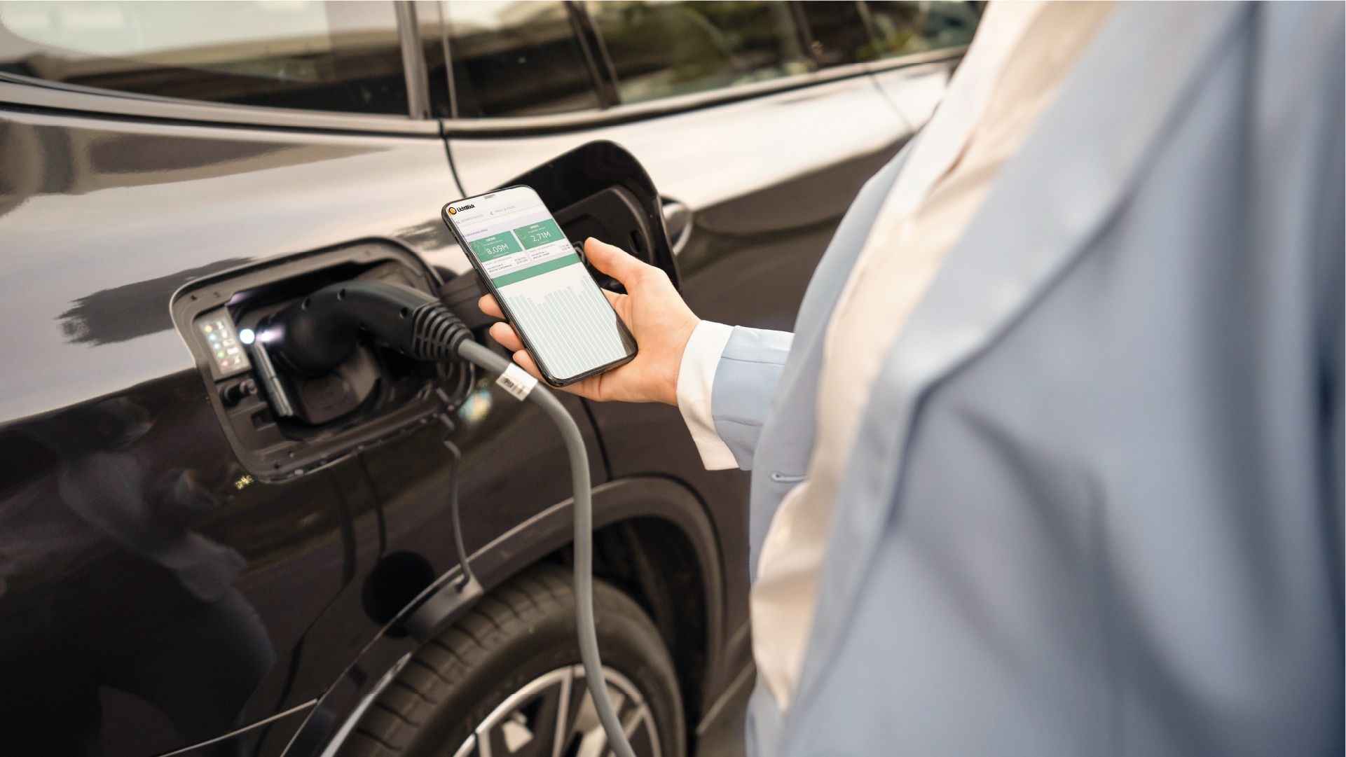 E-Auto lädt und und der Ladevorgang wird in der App geprüft